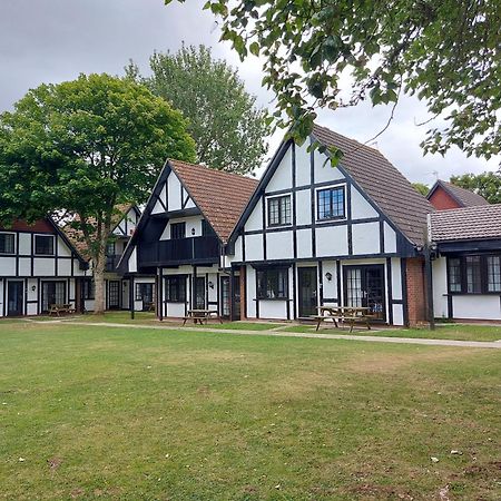3.9. Tudor Court เฮล ภายนอก รูปภาพ