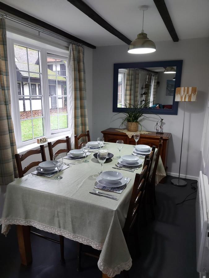 3.9. Tudor Court เฮล ภายนอก รูปภาพ