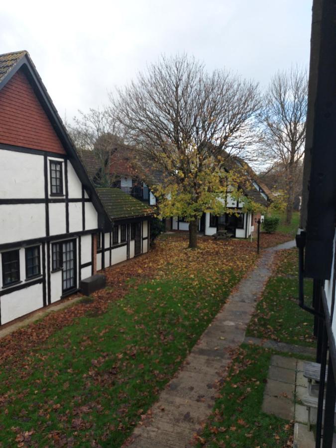 3.9. Tudor Court เฮล ภายนอก รูปภาพ