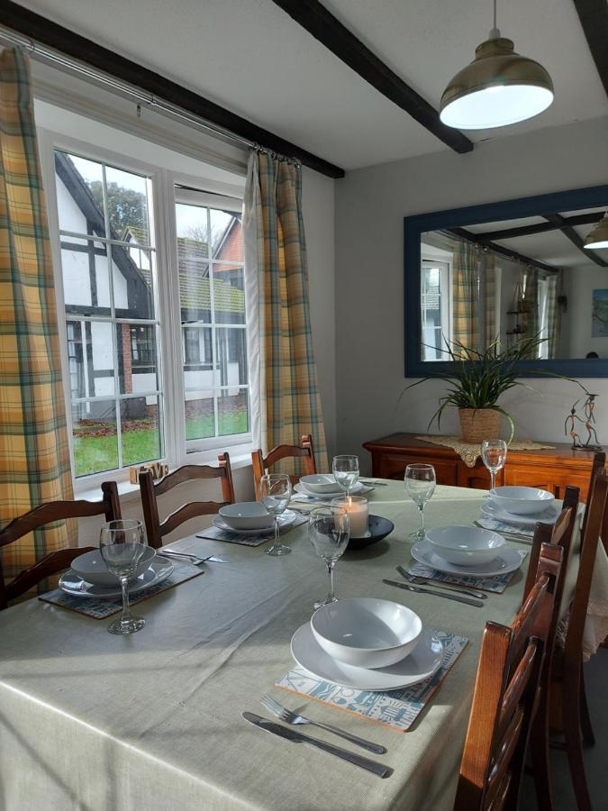 3.9. Tudor Court เฮล ภายนอก รูปภาพ
