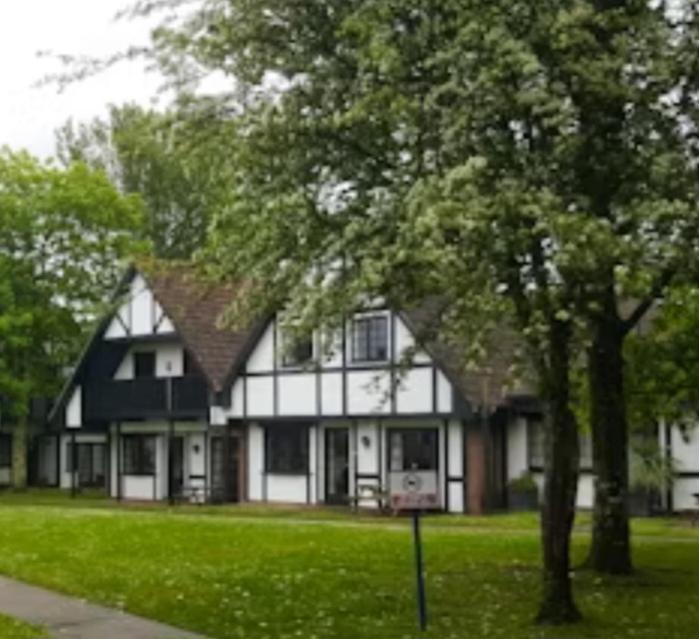 3.9. Tudor Court เฮล ภายนอก รูปภาพ
