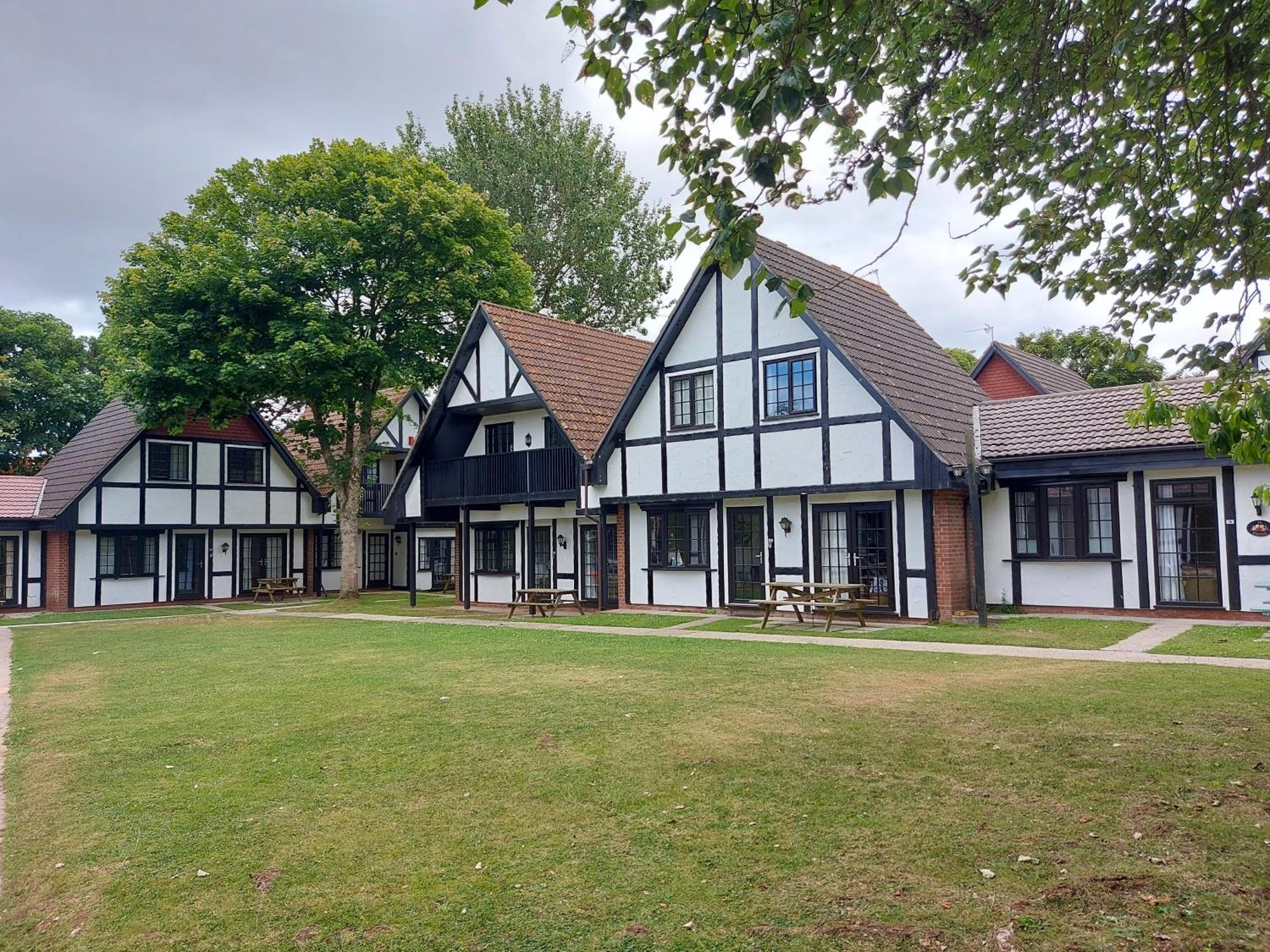 3.9. Tudor Court เฮล ภายนอก รูปภาพ